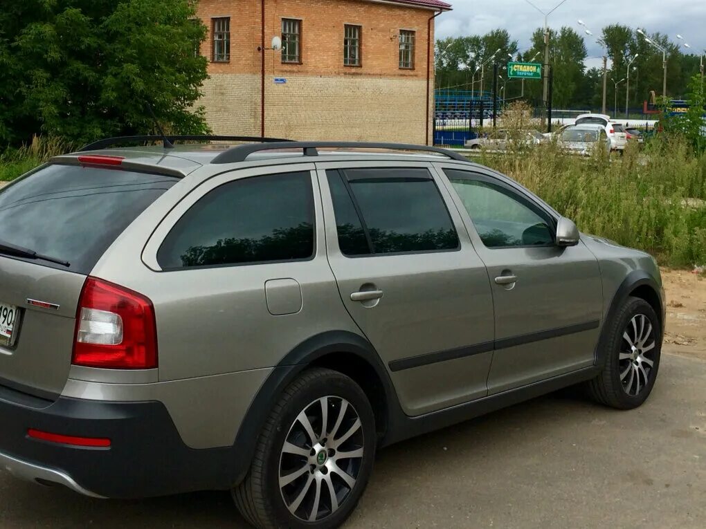 Купить октавию а5 бу. Skoda Octavia Scout a5. Skoda Octavia a5 Scout r18. Skoda Octavia a5 универсал. Универсал Skoda Octavia Scout а5.