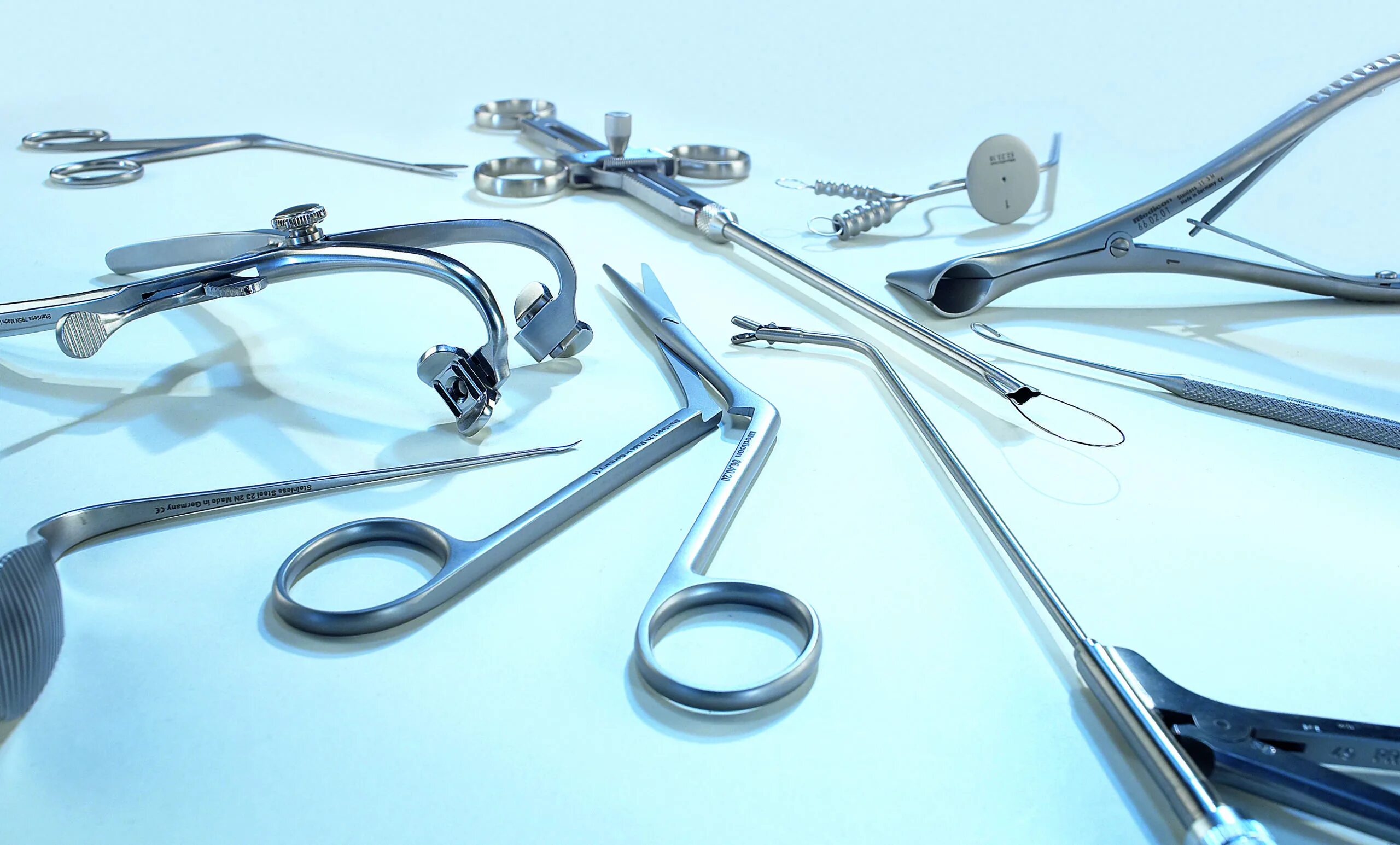Доска с медицинские инструменты. Инструменты врача картинки. Хирургический мединструмент бор. Инструментс медикал. Инвентарь хирурга.
