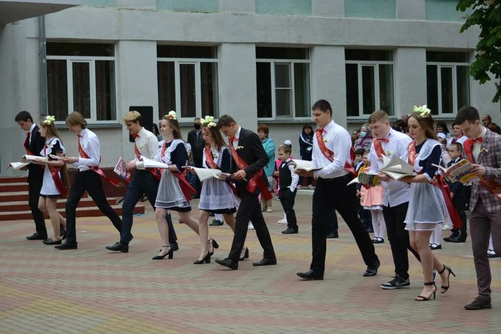 Сейтек школа кыргызстане. Школа 46 бишкек. Ивнянская школа 1 учителя. 2 сентября школа. Выход 11 класса.