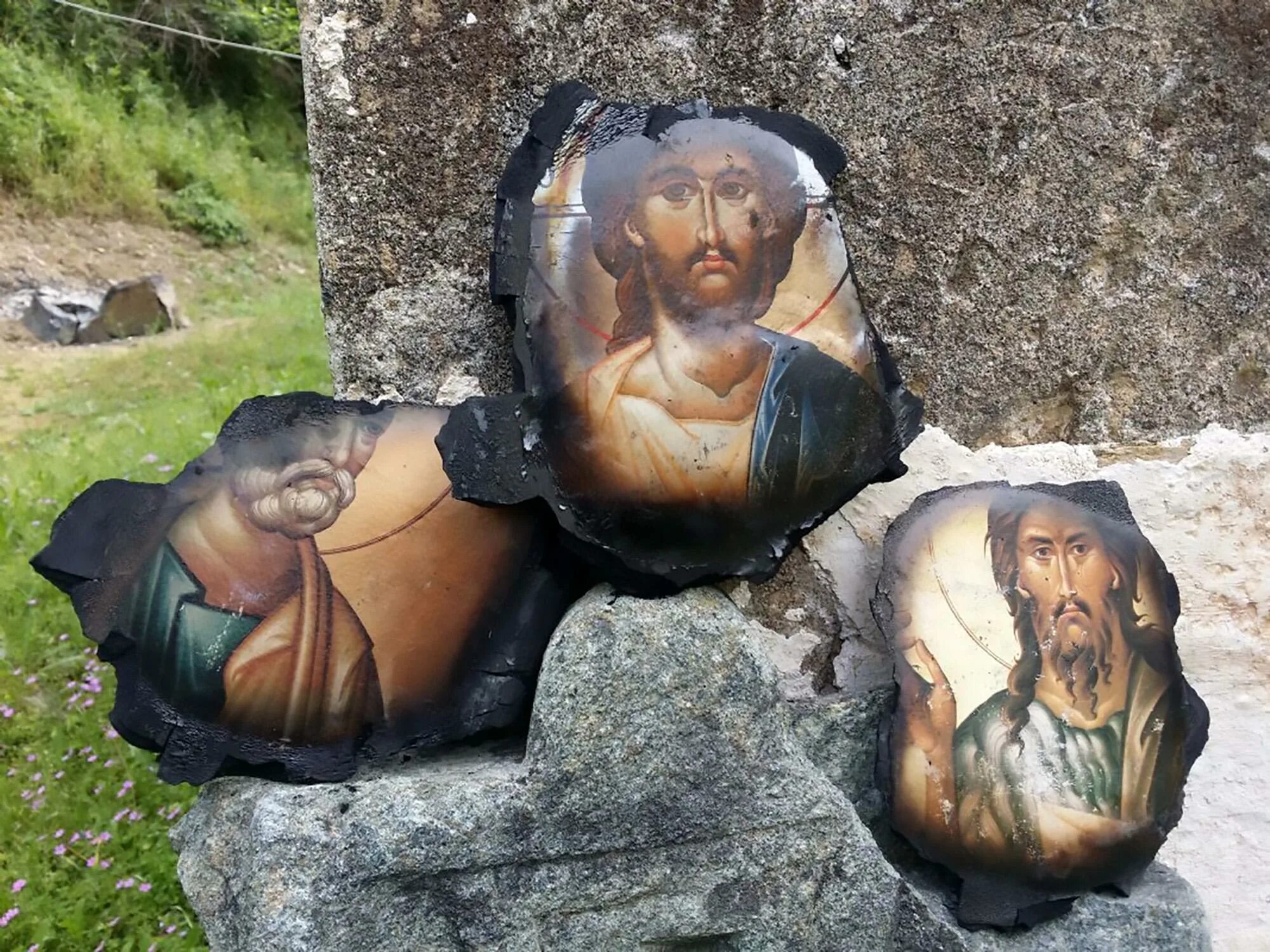 После пожара сохранились иконы. Святые Лики иконы. На камнях Лики святых. Лики святых на камнях в Островском.