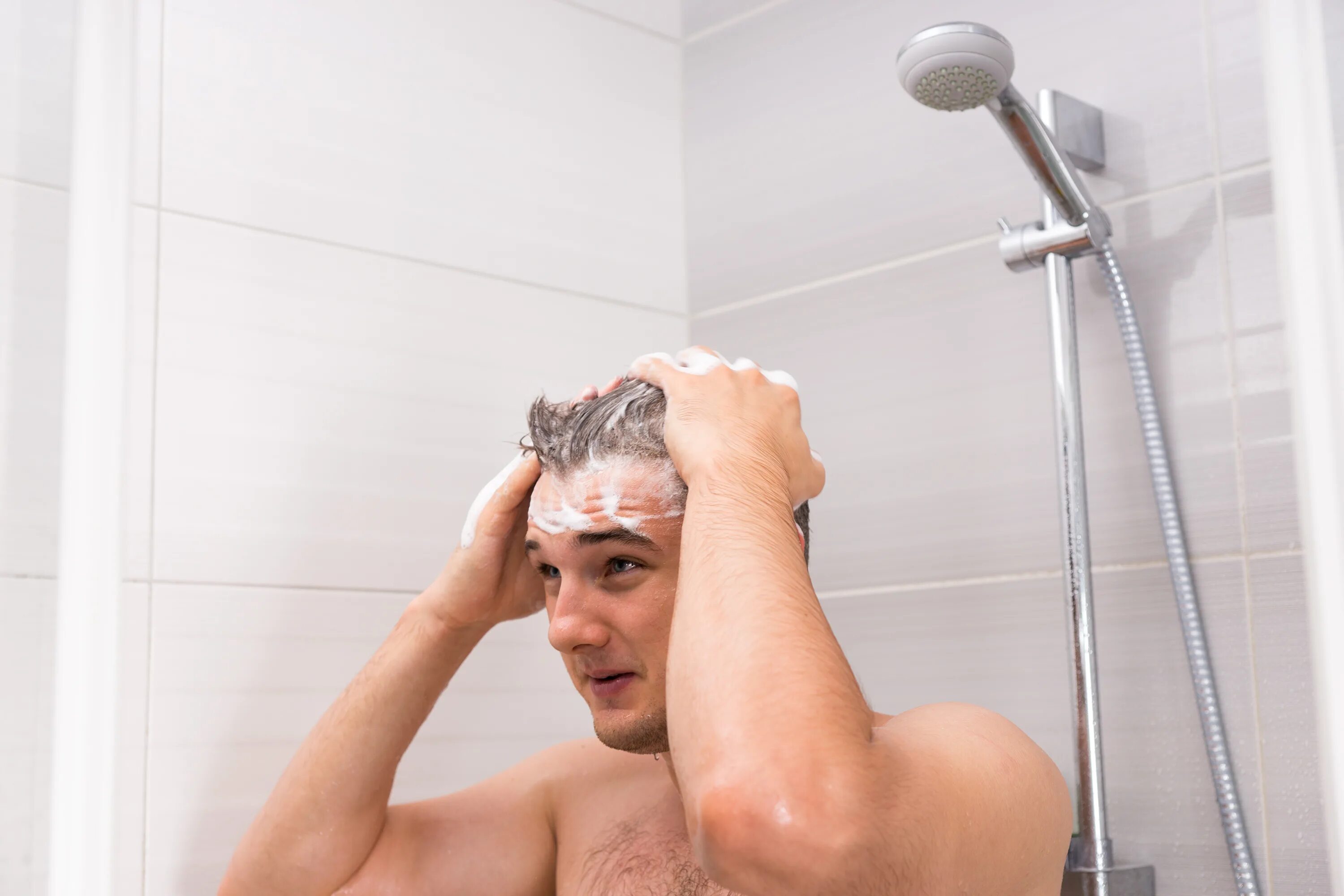 Моются вместе. Мужчина и женщина в ванной. Помогла парню помыться. Помогла парню помыться. Мужчина и женщина в ванной.