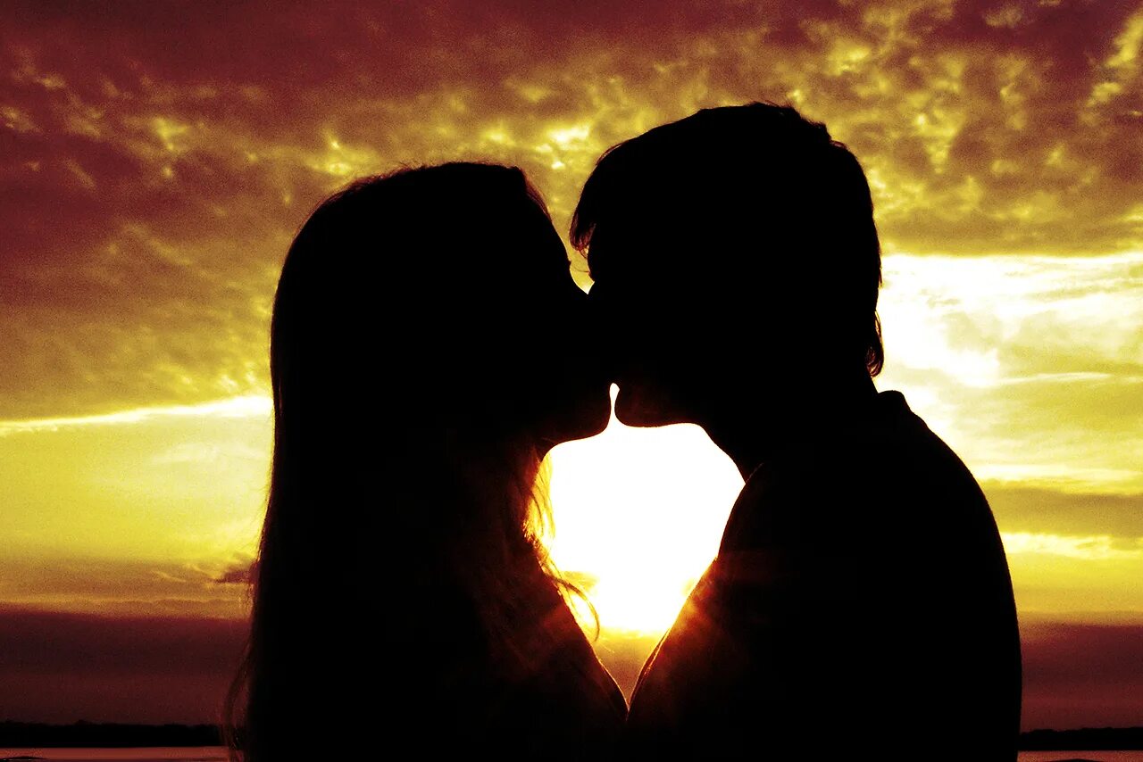 К девушке со смыслом красивые. Поцелуй на закате. Любовные картинки. Красивые картинки про любовь. Романтический поцелуй.