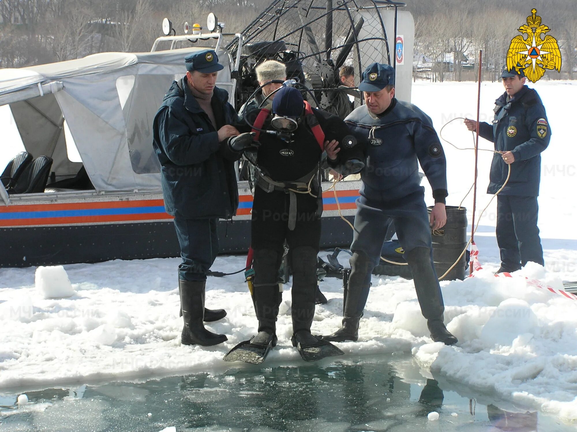 Водолазы МЧС России. Спасатель водолаз МЧС. День водолаза МЧС России. МЧС России провалился под лед. Утонул провалился под лед