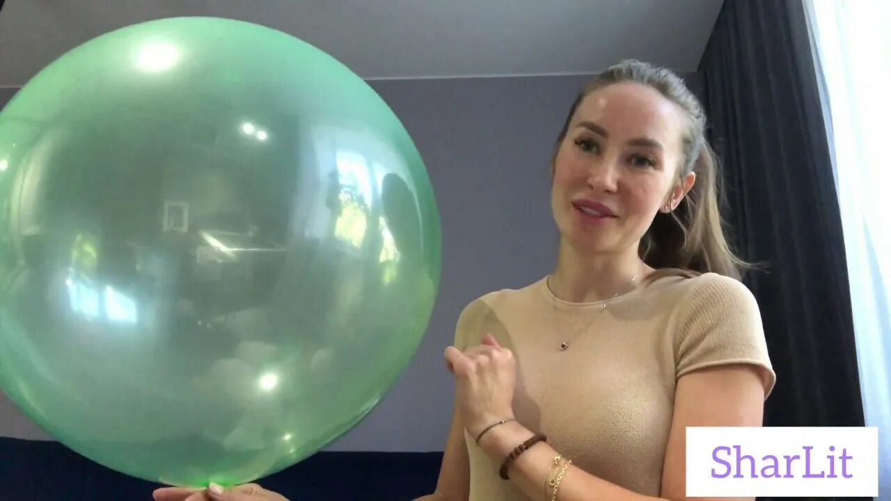 Надуть шары видео. Девушки надувают воздушные шары. Кристальный шар гигант. Девушка надувает шар гигант. Лопать шар гигант.