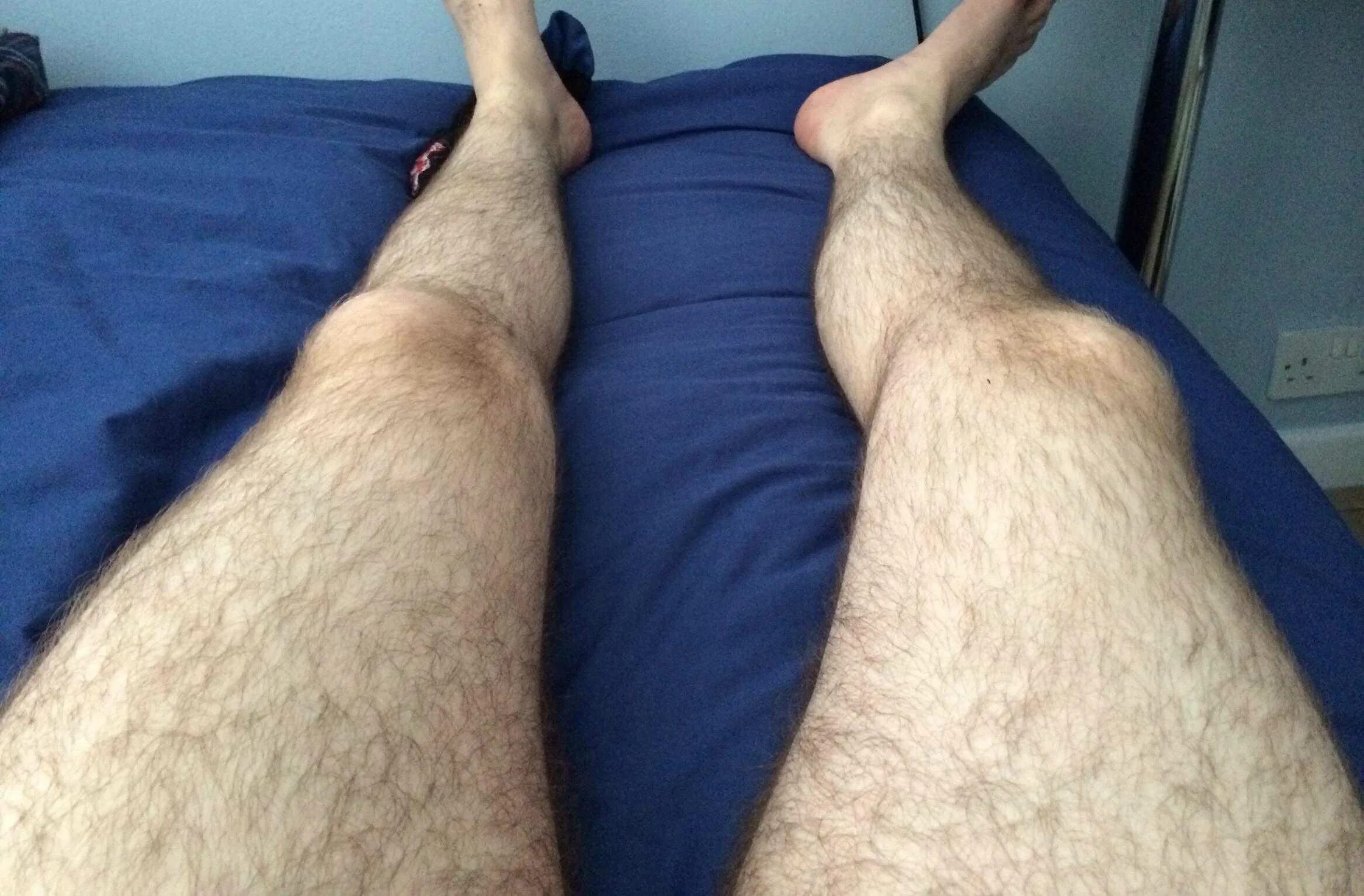 Ноги парней. Парри с волосатыми ногами. Мужские ноги. Very hairy legs