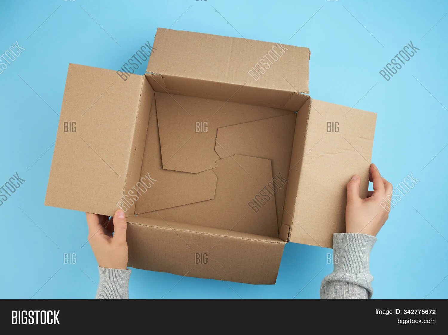 Открой коробку номер 3. Открывает коробку. Человек открывает коробку. Открытая коробка в руках. Коробка открытая в руках вид сверху.