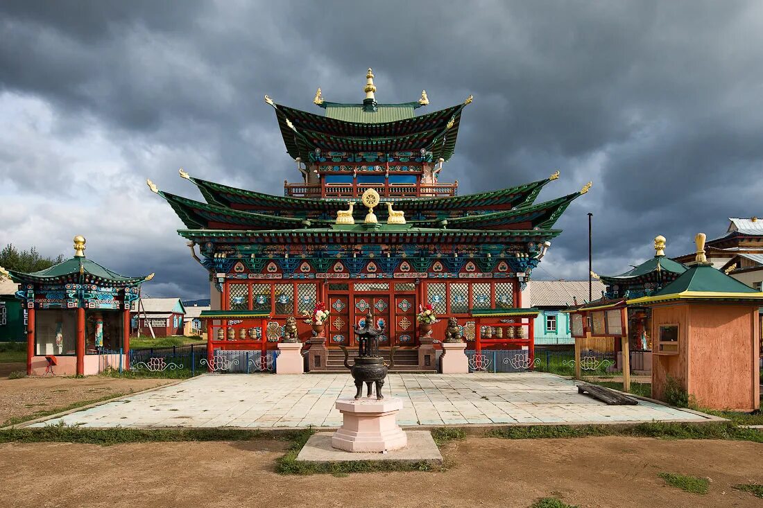 иволгинский дацан улан-удэ. буддист в бурятии. иволгинский монастырь дацан дацан. буддийский храм в улан-удэ иволгинский дацан. бурятия буддизм иволгинский дацан.