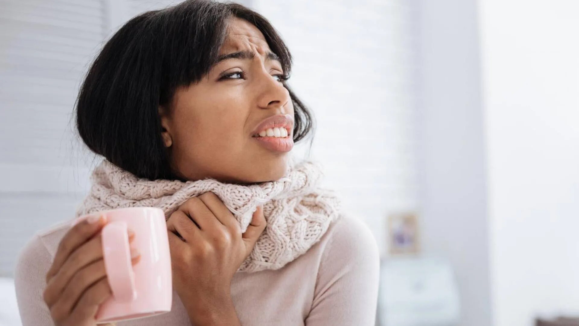 Что пить если болит горло. Sore throat. женщина с больным горлом.