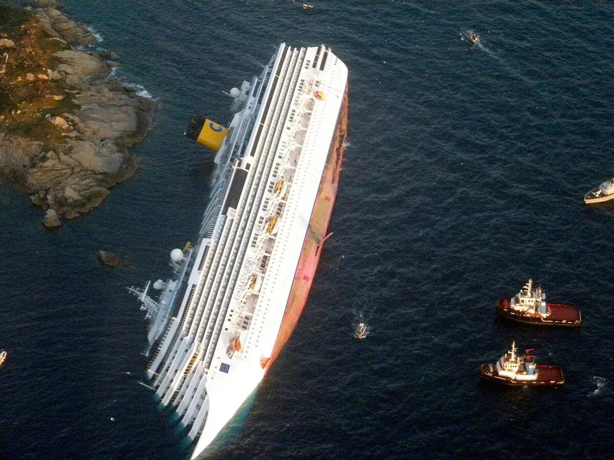 Costa concordia крушение. Коста Конкордия крушение. Коста Конкордия 2012. Лайнер Коста Конкордия крушение. Катастрофа Коста Конкордия лайнер.