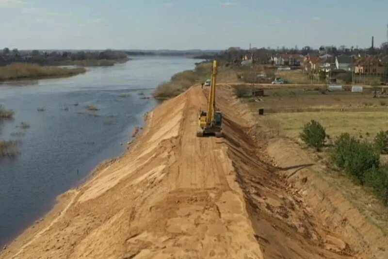 Кто строил дамбу в орске. Строительство дамбы. Даугавпилс дамба. Двинск дамба. Застройка дамбы Амурского Затона..