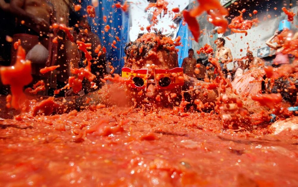 Фестиваль ла Томатина Испания. Битва помидорами (la Tomatina). Битва томатов (la Tomatina) - Испания. Фестиваль помидоров, Испания (la Tomatina). Кидает помидор