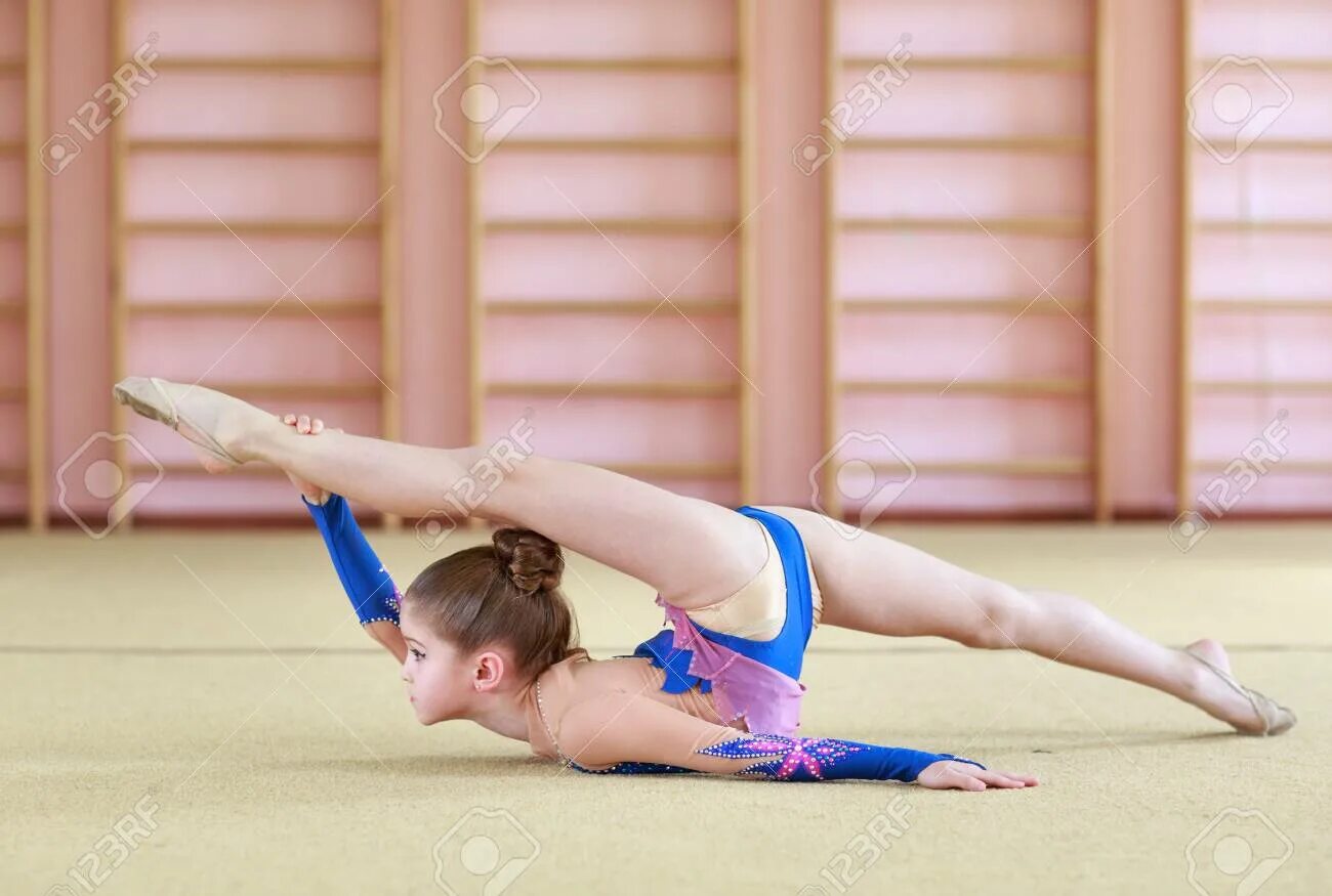 Гимнастика для девочек. Девочка занимается гимнастикой. Элементы гимнастики для детей. Гимнастика где девочки занимаются гимнастикой. Спортивная гимнастика для девочек.
