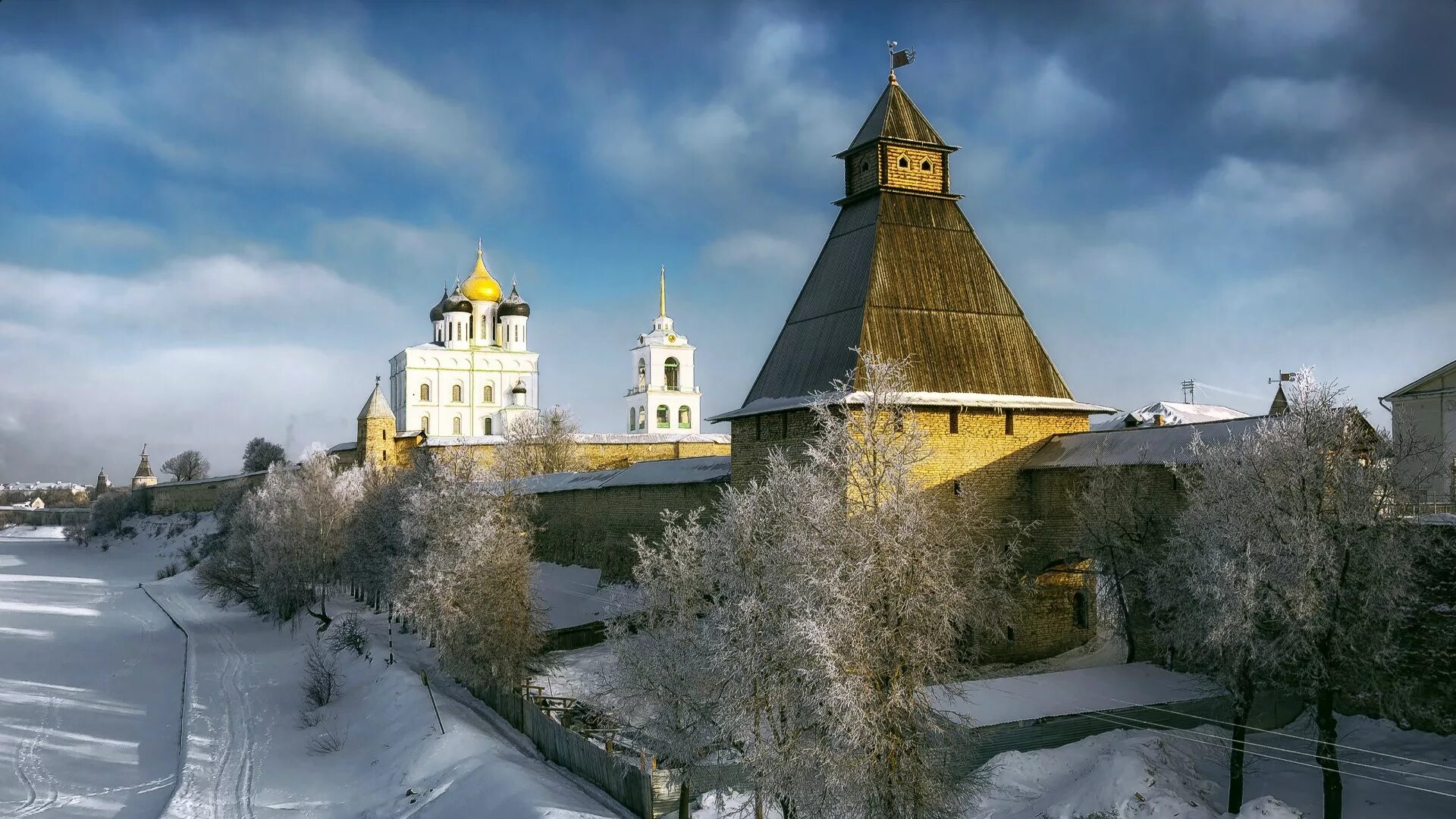 Кремль в древних русских городах. Псковский Кремль Псков. Псковский Кремль Псков зимой. Псково-Печерский монастырь. Каменный Кремль в Пскове.