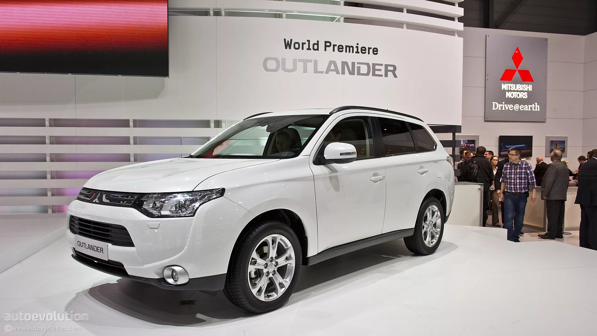 Mitsubishi Outlander 2013. Митсубиси Аутлендер 2013г. Mitsubishi Outlander 2013 года. Митсубиши Outlander 2013. Мицубиси аутлендер дилер