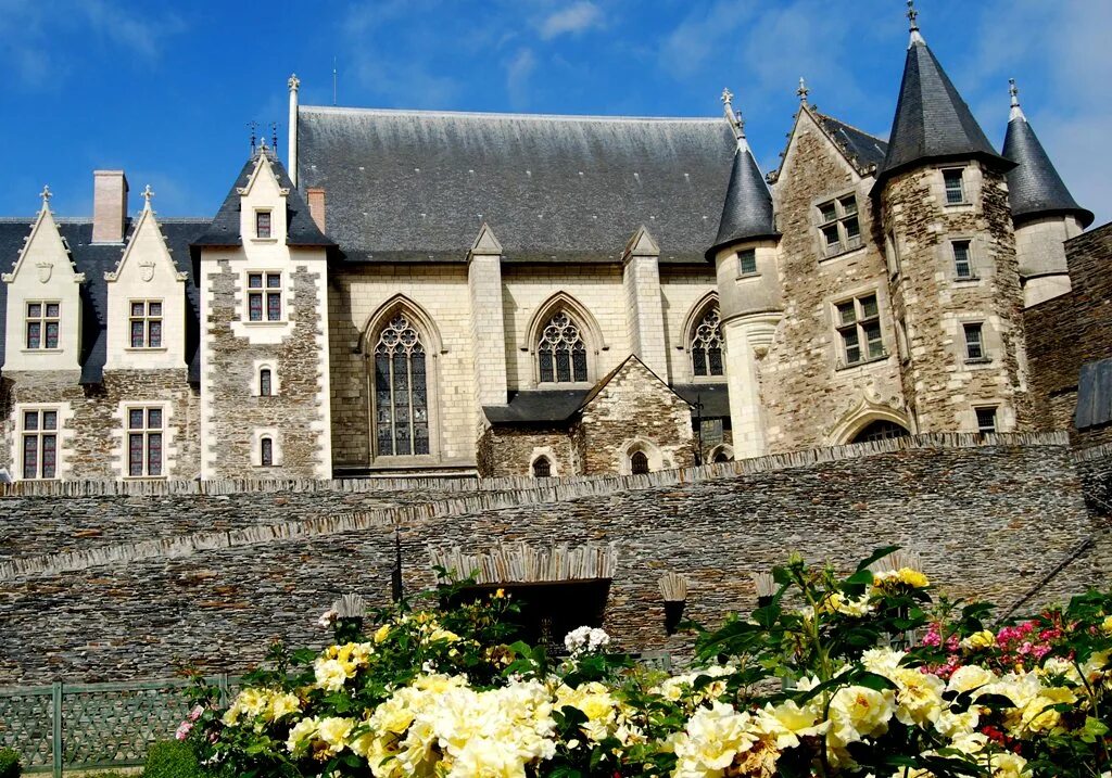 Анже. Замок Анжер Франция. Chateau d'Angers замок. Анжерский замок Анже. Анже Франция город.