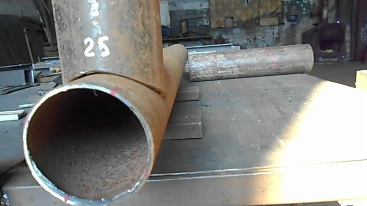 Сварочный шов на трубе ду20. Обварка стыков трубопровода. Сварка врезки трубы. Сварка труб отопления le 25. Сварка труб металл 1000мм.