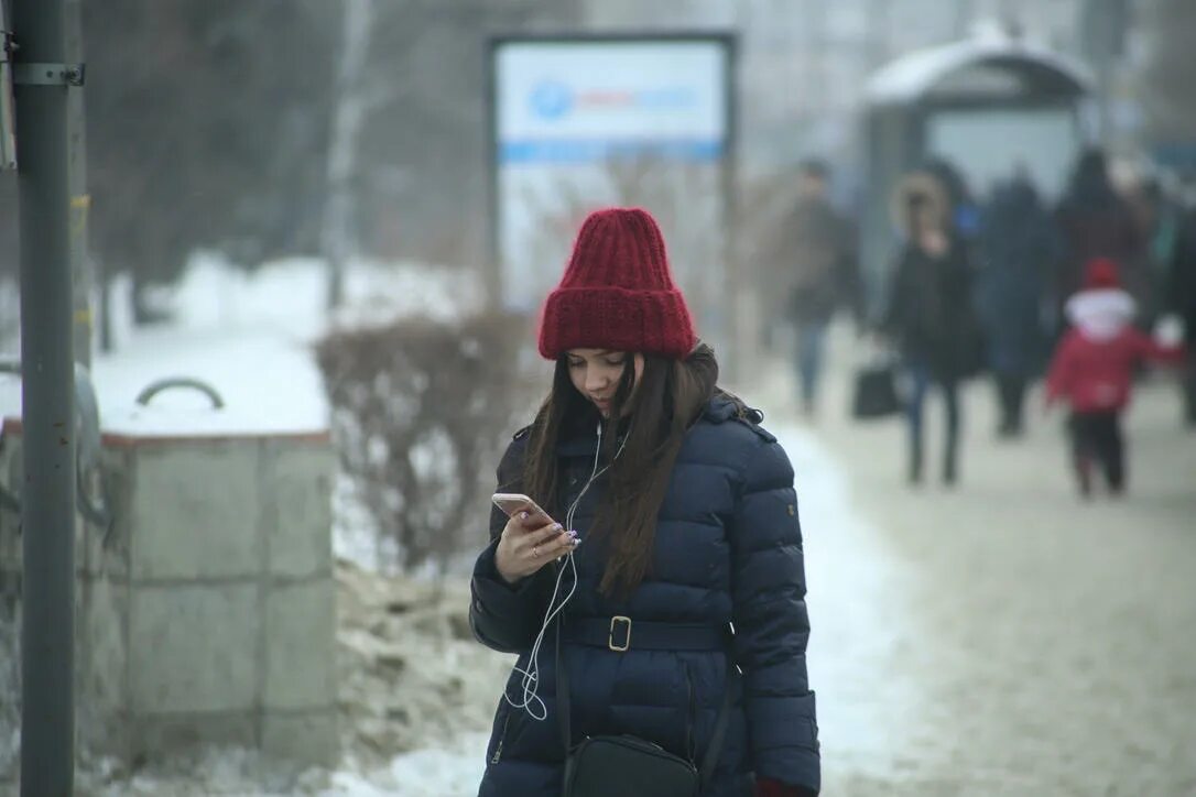 Девушке звонит по улице зимой. Барнаул тепло ли. Картинки юмор народ зимой на улице фото любительские. Материал плащёвка тепло ли на нём зимой на снегу?.