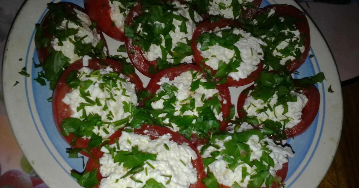 Помидоры с брынзой и зеленью салат. Помидоры с брынзой. Томаты с брынзой. Фаршированные томаты черри. Фаршированные помидорчики черри.