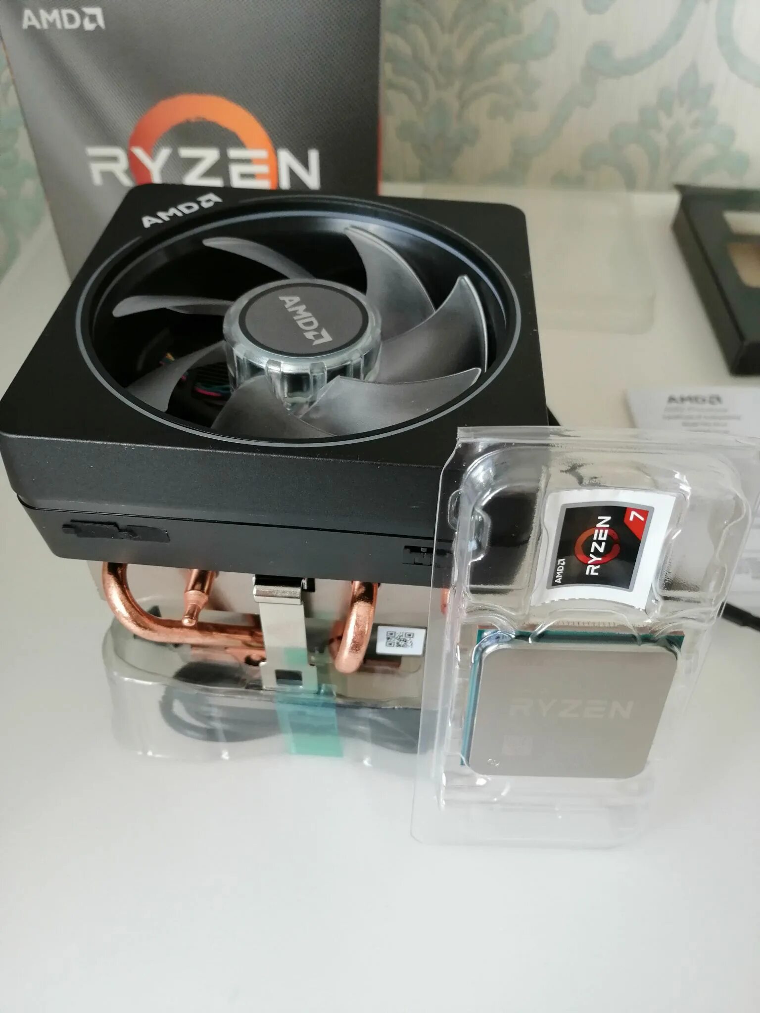 Процессор AMD Ryzen 7 3700x. AMD Ryzen 7 Pro 3700. R7 3700x. Ryzen 7 3700x Box кулер.