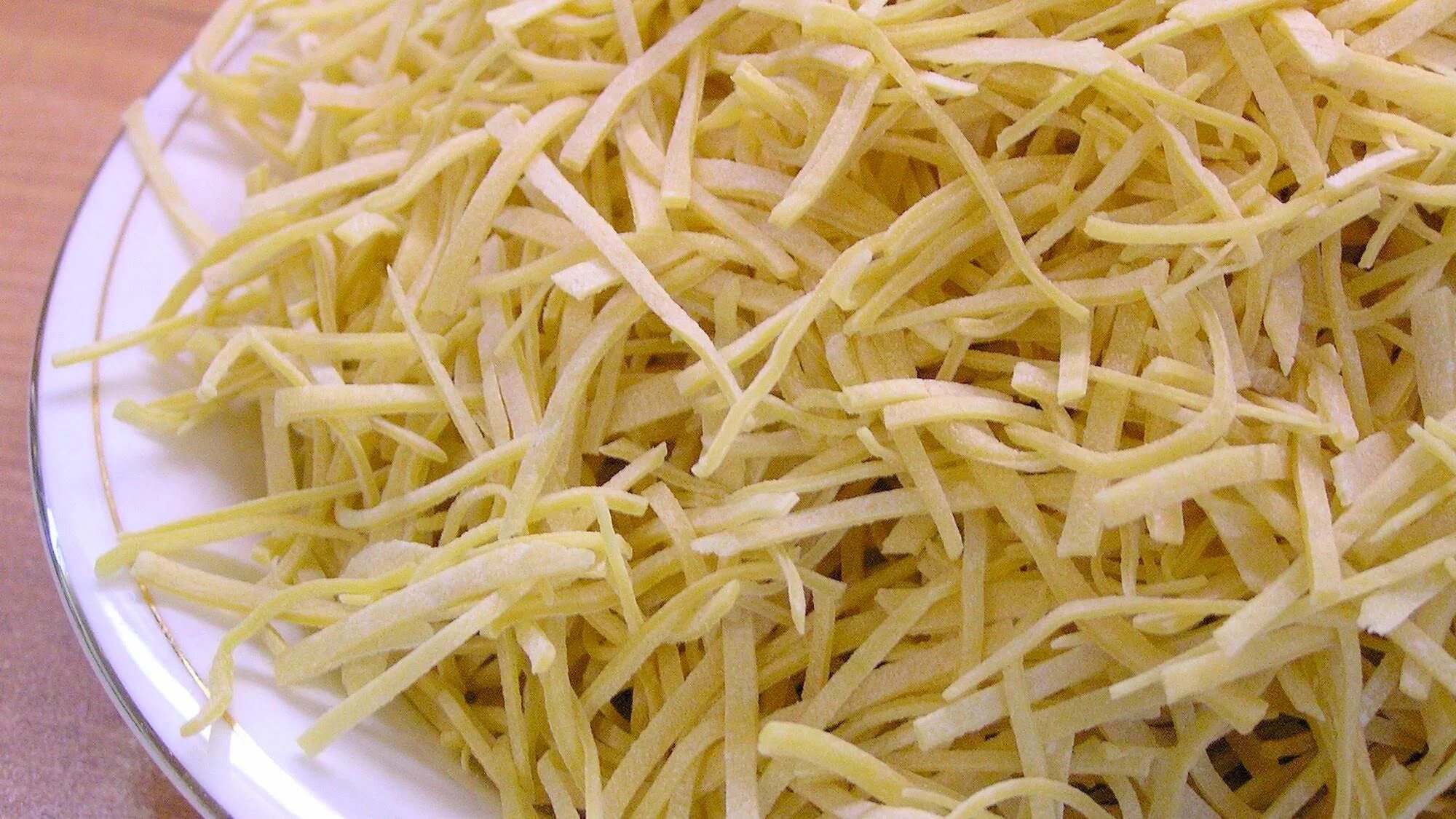 Лапша яичная «домашняя». Лапша домашняя. Домашняя лапша приготовленная. Приготовление лапши домашней. Домашняя лапша приготовленная.