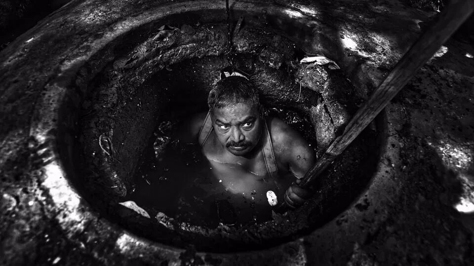 выполним грязную работу. выполним грязную работу. чистильщик канализации в бангладеш. выполним грязную работу. работники шахт.