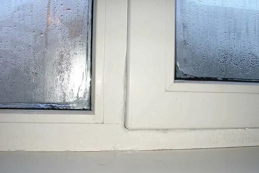 В окно сильно дует. Промерзают пластиковые окна. Некачественные окна. Некачественные окна ПВХ. Дефекты пластиковых окон.