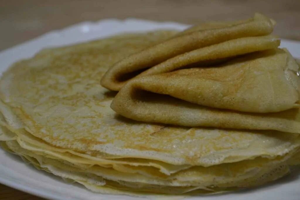 Блины на молоке. Вкусные блины. Блины на тарелке. Нежные блинчики. Тонкие блины.