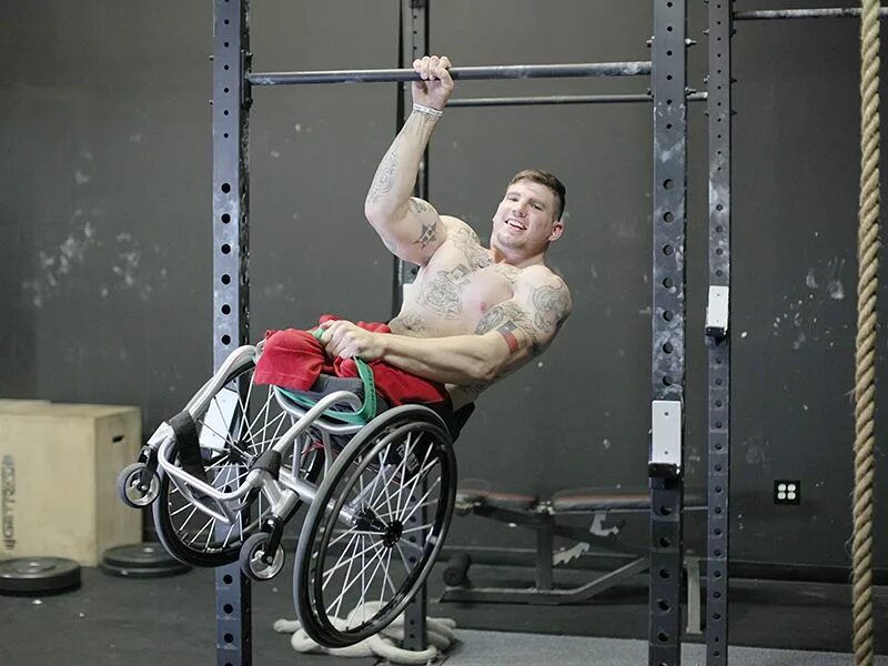 Качают без рук. Зак рул. Инвалиды занимаются спортом. Культуристы инвалиды. Спортсмены с ограниченными возможностями.