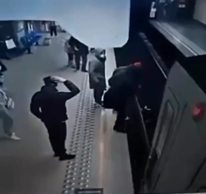 Мужчина толкнул женщину в метро. Толкнул под поезд в метро. Женщина толкнула под поезд в метро. Мужчина столкнул парня в метро.