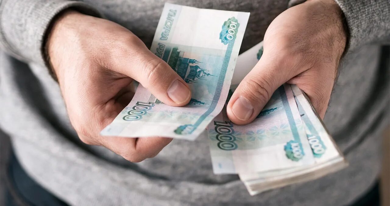 С деньгами выплаченными им и