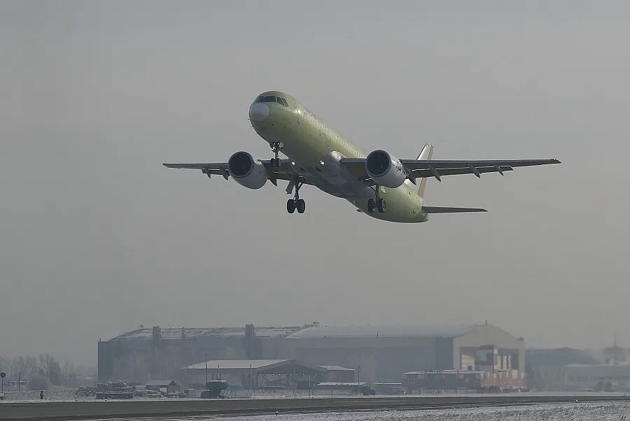 Первый полет пассажирского самолета. МС-21-310. МС-21 С двигателем Пд-14. МС 310 самолет. Самолет МС-21 С российскими двигателями Пд 14.