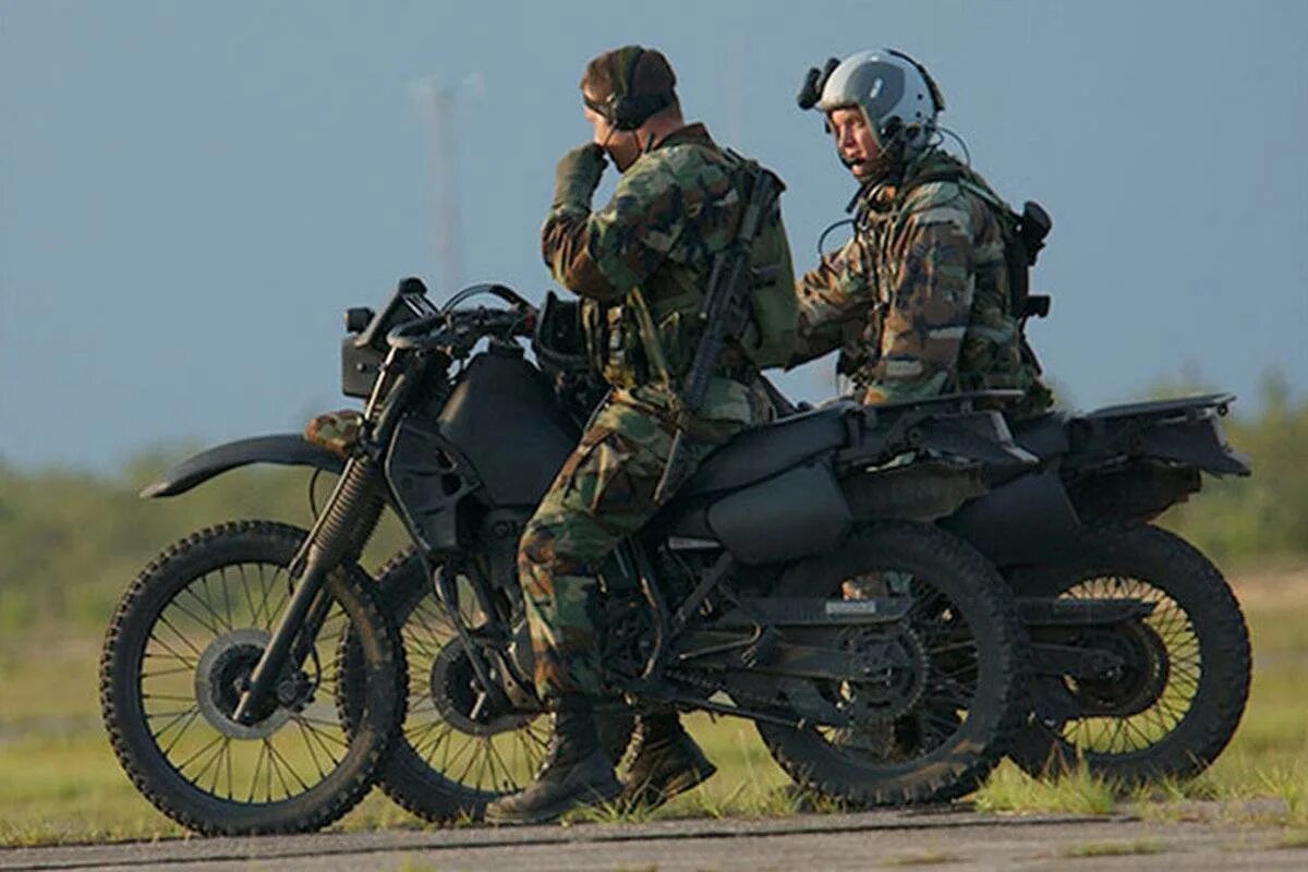 Военный мотоцикл Кавасаки. Kawasaki KLR 650 Military. M1030 военный мотоцикл. Эндуро милитари. Байков военная сцена