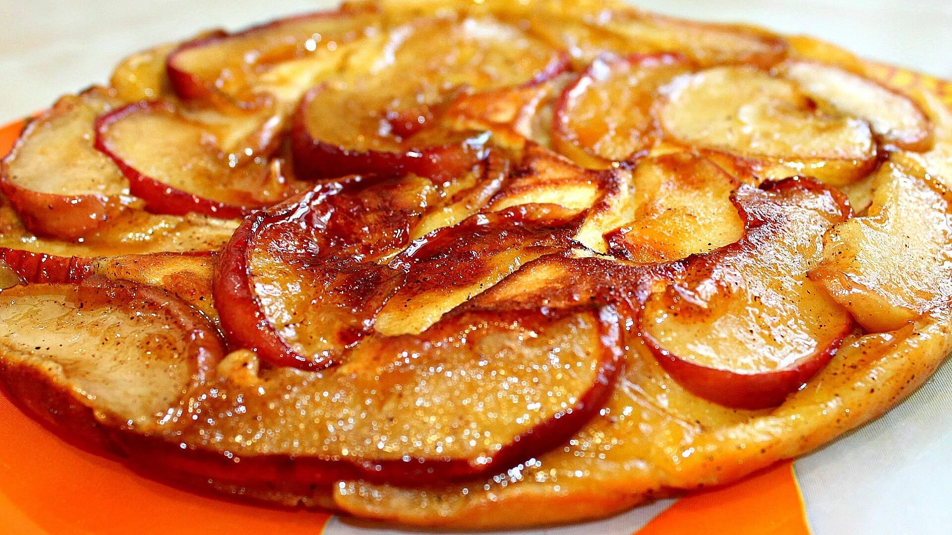 Шарлотка с карамелизированными яблоками на сковороде. Яблочный пирог с карамелизированными яблоками. Пирог с карамелизированными яблоками. Пирог с яблоками на сковороде.