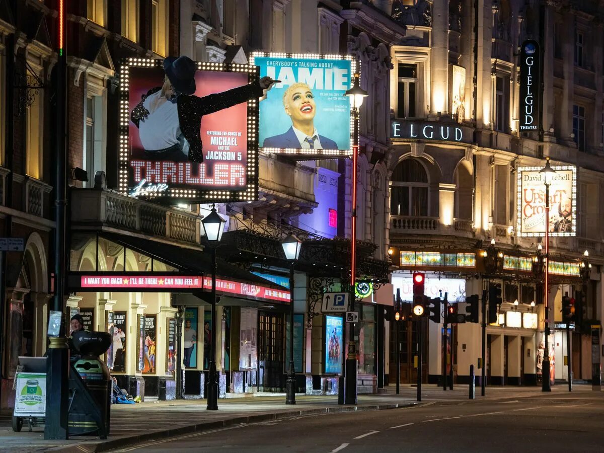 West end лондон. The west end. The west end. Театр шафтсбери лондон. Уэст энд лондон.