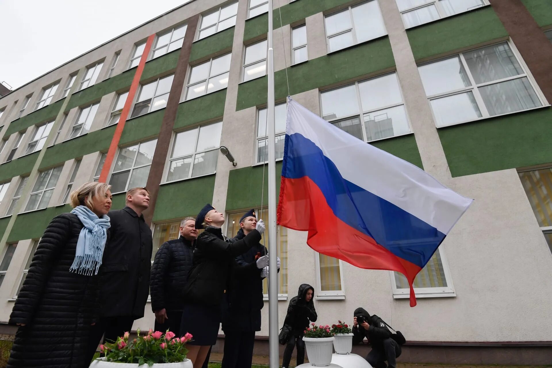 Кто поднял знамя над новгородом 20 января. Поднятие флага в школах России. Поднятие флага РФ В школе. Подъем флага в школе. Торжественное поднятие флага в школе.