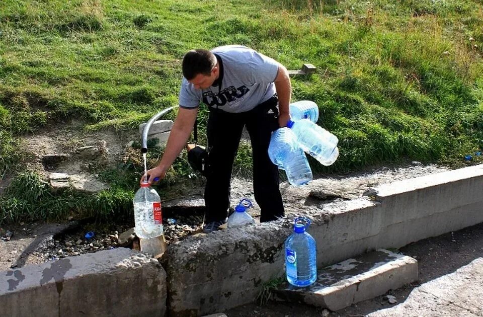 Вода Родники. Вода из родников. Человек пьет воду из родника. Воду с родника набирали. Где набрать питьевую