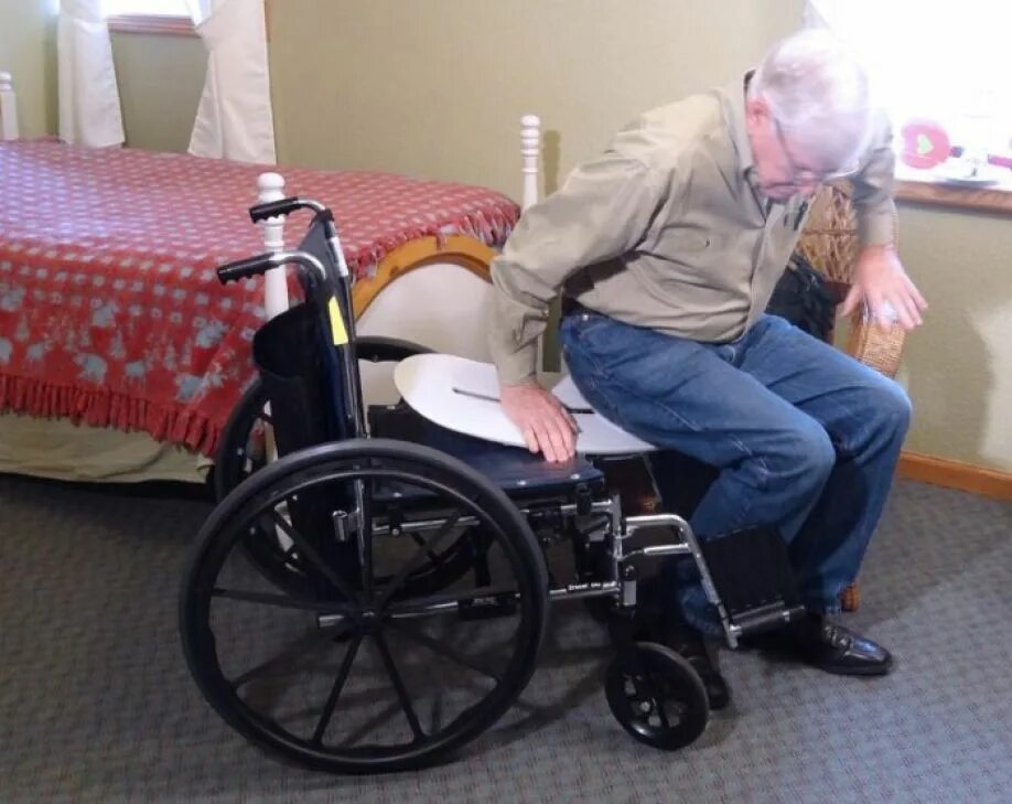 Приспособление для пересаживания инвалидов. Доска для пересадки инвалидов. Инвалид без ног на коляске. Приспособления для пересаживания инвалидов колясочников.