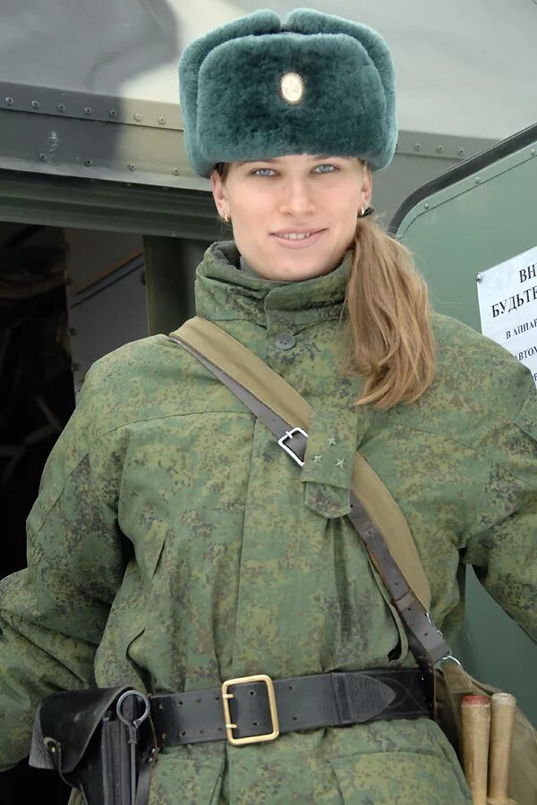 Военнообязанные лицо. Военная форма. Военная женская форма. Женщины в Российской армии. Форма российского солдата.