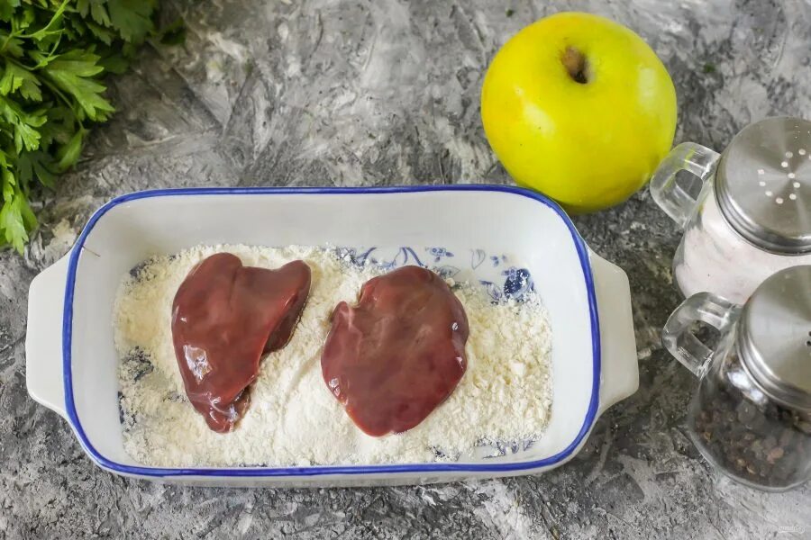 Куриная печень с луком яблоками в духовке. Говяжья печень с яблоками и луком. Печень по берлински с яблоками. Печень по берлински с яблоками и луком. Куриная печень с яблоками и луком в банке.