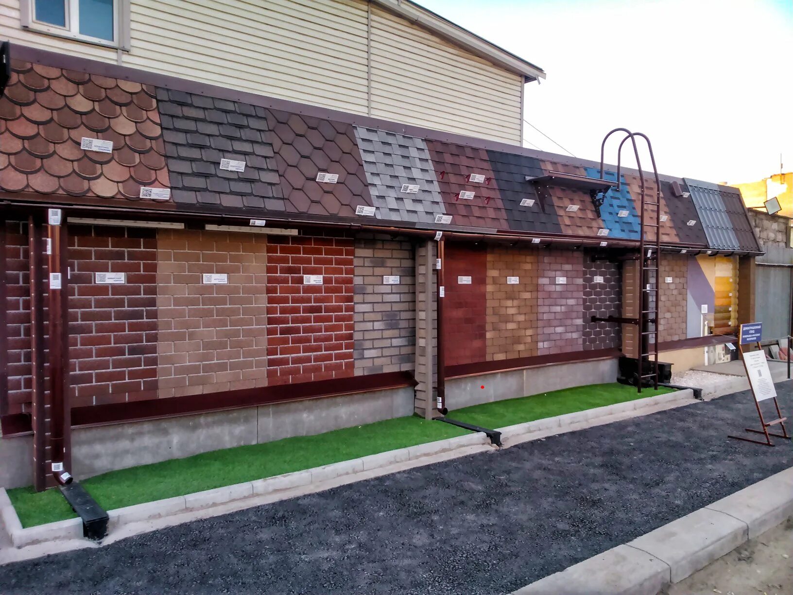 Красивый забор. Евроштакетник для забора. Квадро брус ral7024. Козырек на деревянный забор. Деревянный забор с крышей.