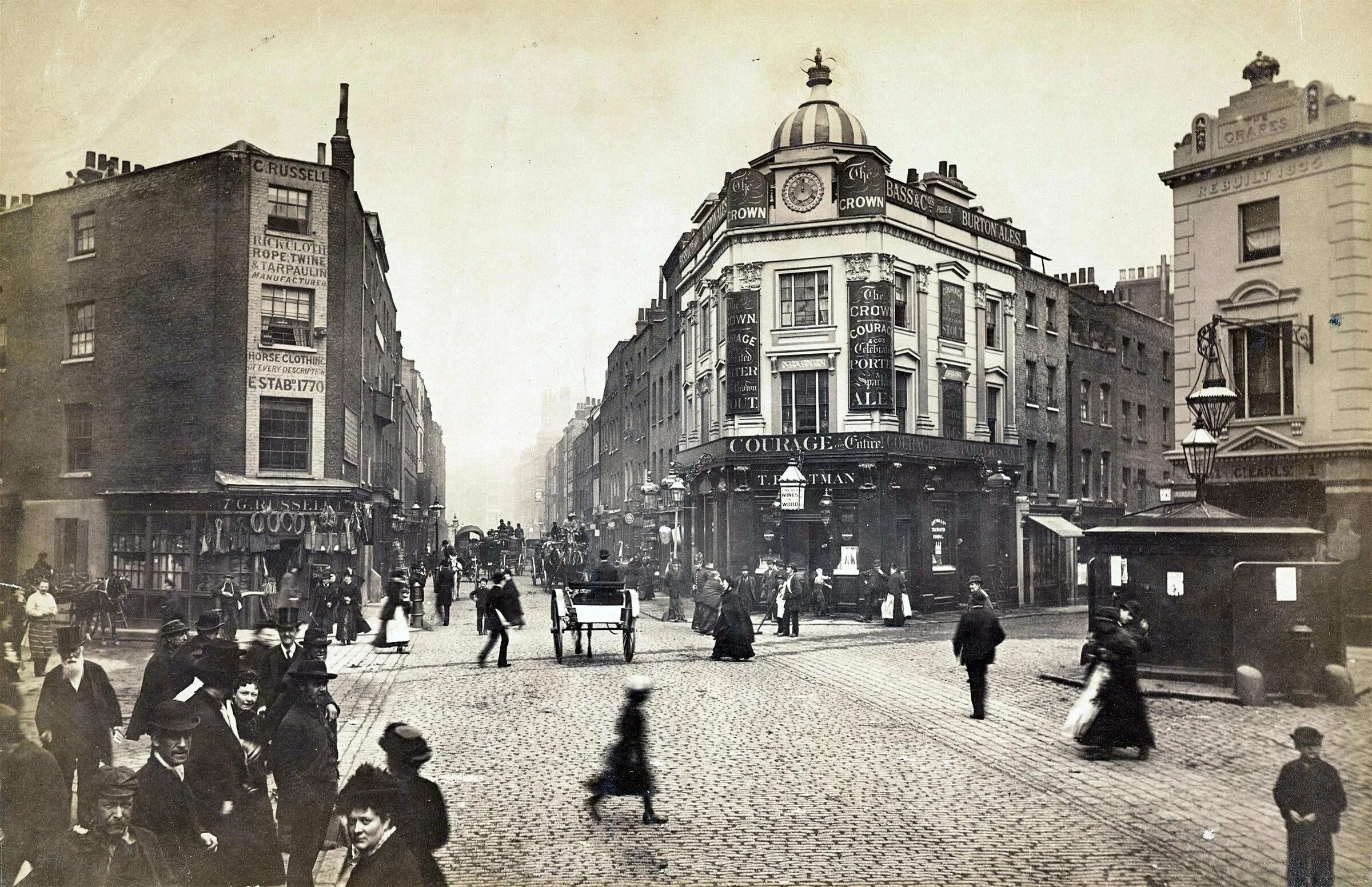 Townhouse конец 19 века-. 7 Dials London. Дождь на Ковент Гарден в начале 20 века. 19th Century buildings.