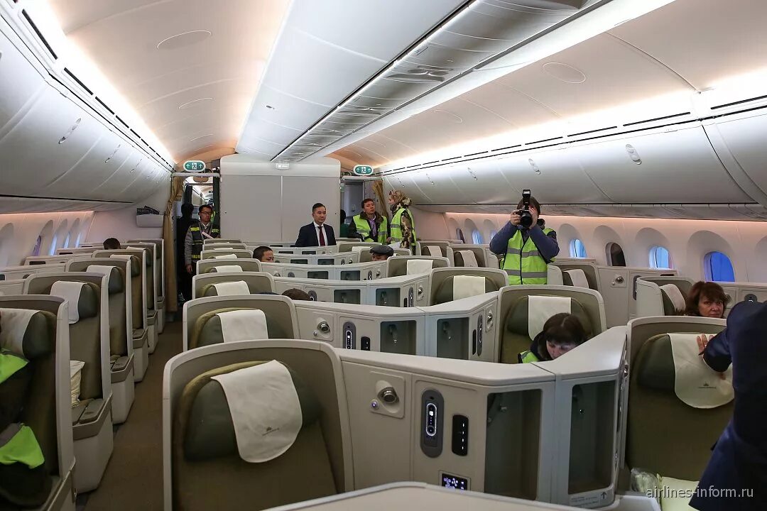 Боинг 787 дримлайнер. Боинг 787-9 дримлайнер салон. Боинг 787 9 салон. B787 dreamliner салон. Боинг 787 дримлайнер.