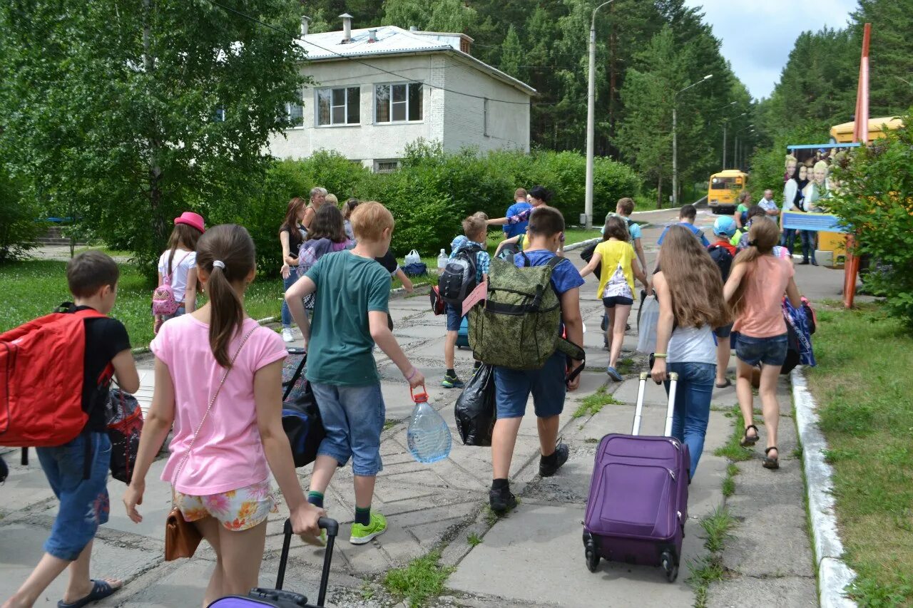 Очередь в лагерь. Детский лагерь. детский летний лагерь. дети в лагере. выездной детский лагерь.