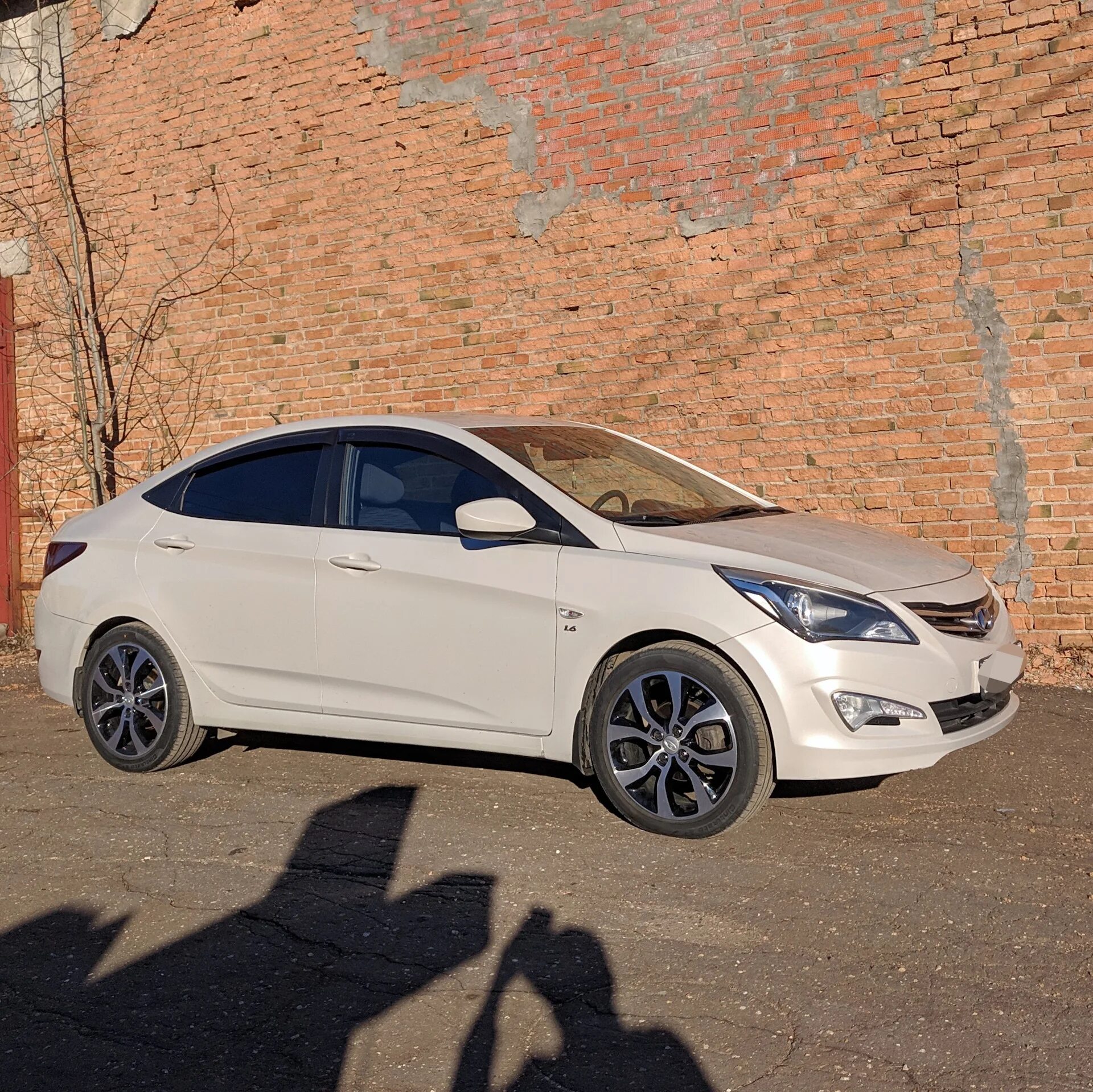 Какие диски можно поставить на солярис. Hyundai solaris диски r17. белый солярис r17. белый hyundai solaris 2025 на литье. хендай солярис на r19.