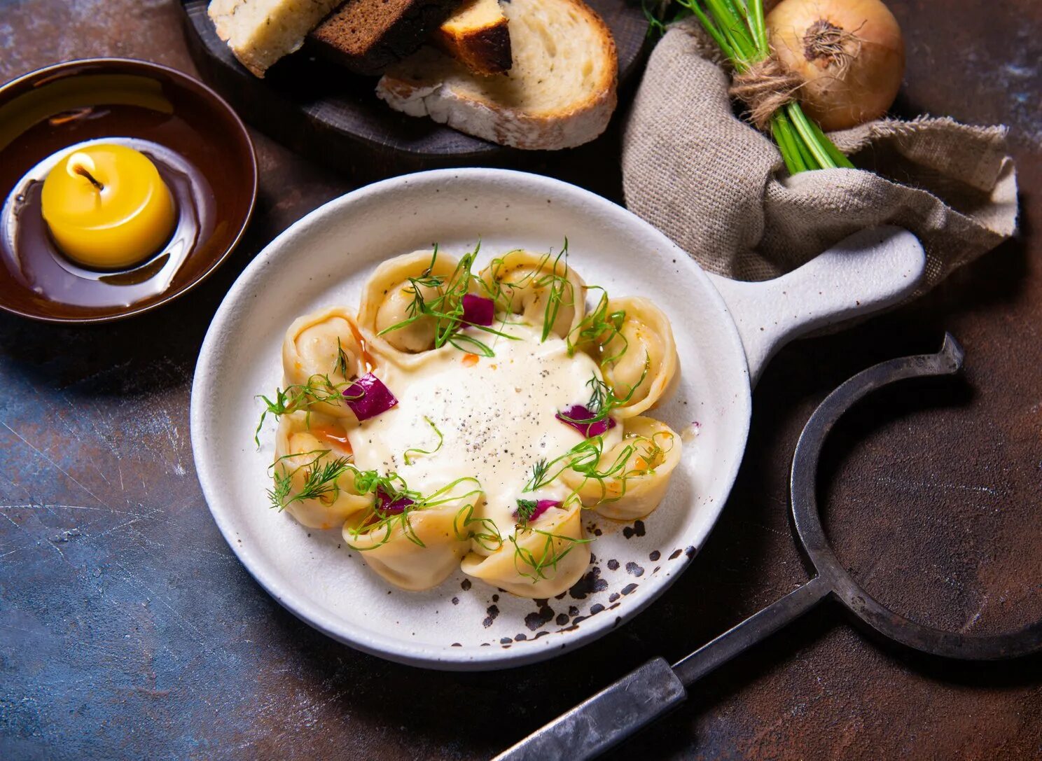 Рашн фуд сайт. Современная русская кухня. Русская кухня Эстетика. Равиоли ресторанная подача. Подача пельменей в ресторане.