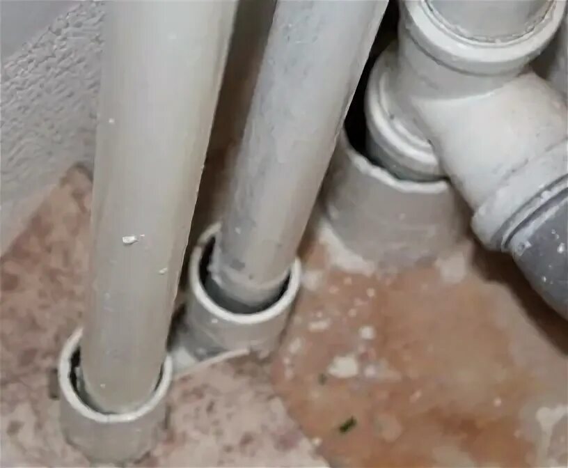 стык трубы отопления и пола. слышно соседей через батарею. очень сильно слышно соседей снизу. через трубы слышно соседей снизу что делать. труба отопления через плиту перекрытия.