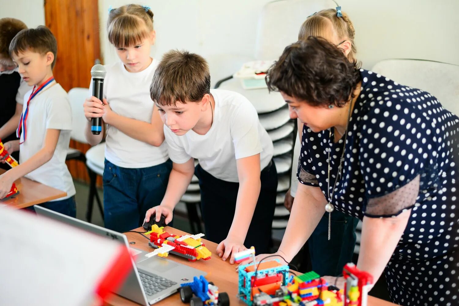 соревнования по робототехнике. конкурс робототехника для садика. робототехника в школе. конкурсы по робототехнике для дошкольников. уголок по робототехнике.