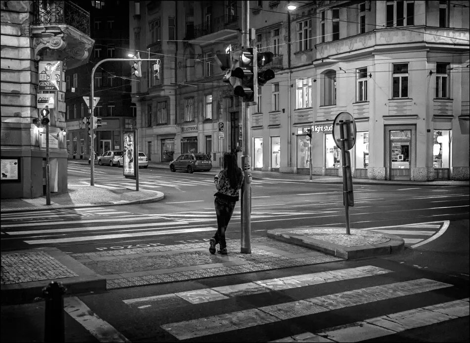 одинокий человек на улице. город одиноких улиц. город одиноких улиц. девушка вечером на улице. темный силуэт.