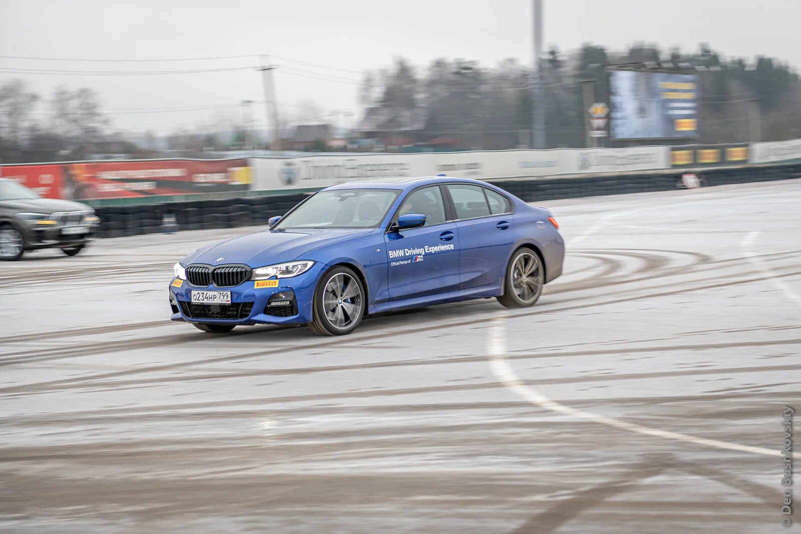 M drive bmw. БМВ драйв экспириенс. БМВ Drive 3200. Полигон BMW Driving experience (Московская область). Экстремальное вождение БМВ.