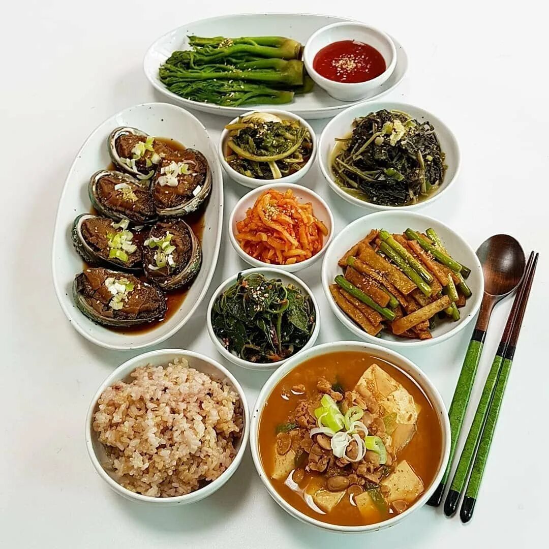 Корейский фуд спб. Корейская еда. Традиционная корейская еда. Корейские закуски. Традиционные корейские закуски.